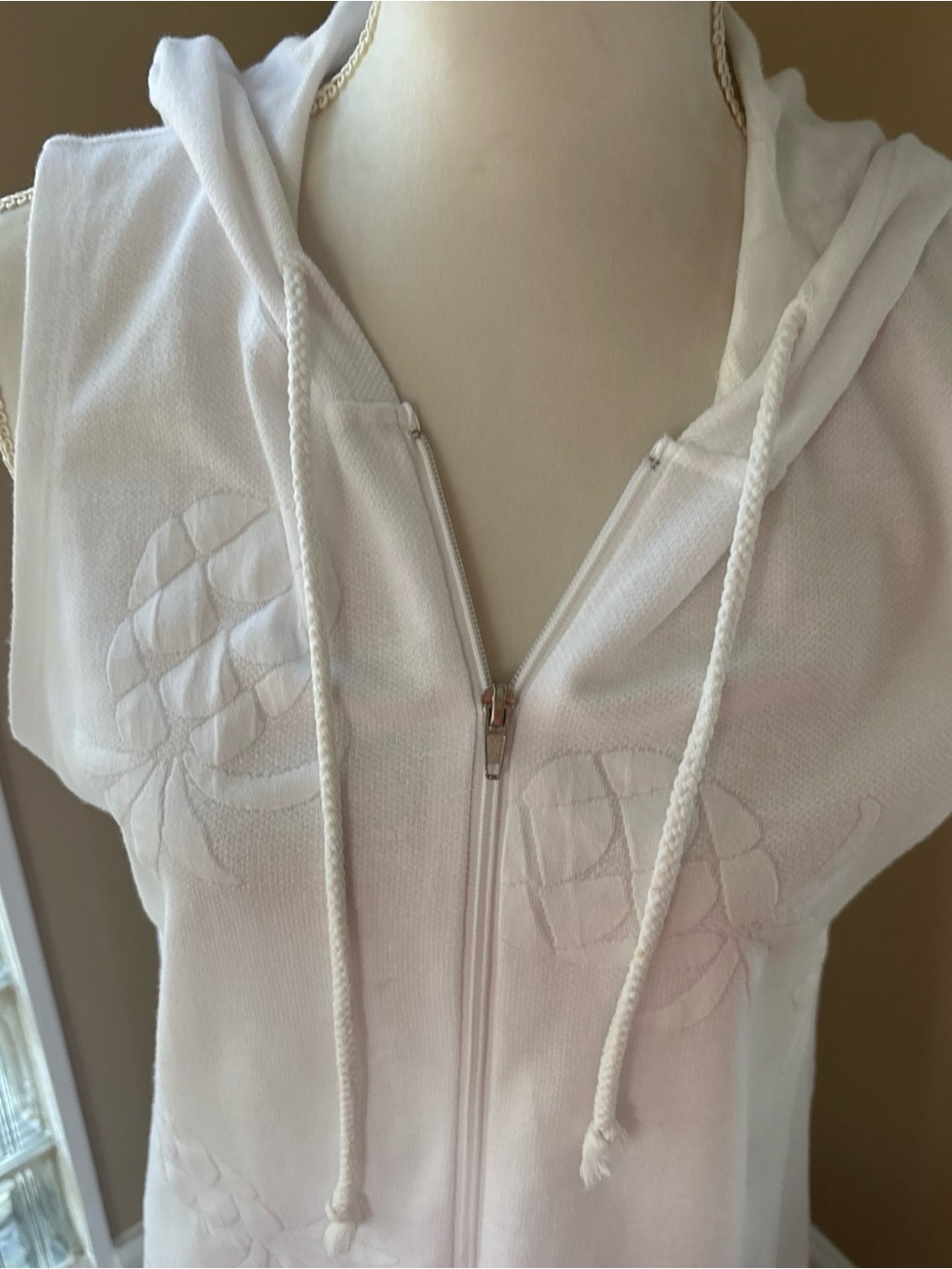 Wearabouts White Sleeveless Beach Cover Up with Hood. Pineapple Design Size M